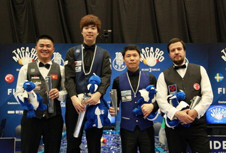 Quốc Nguyện (trái) đoạt á quân World Cup billiard 3 băng tại Bồ Đào Nha.